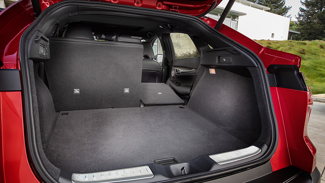 QX55配備有可前後滑移式後座座椅，還有762公升基礎行李廂容積。(圖片來源/ Infiniti) 