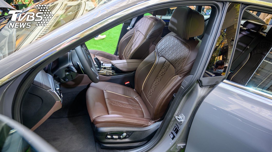 車上所配備的真皮座椅與M款多功能方向盤，也提供良好的操控介面。