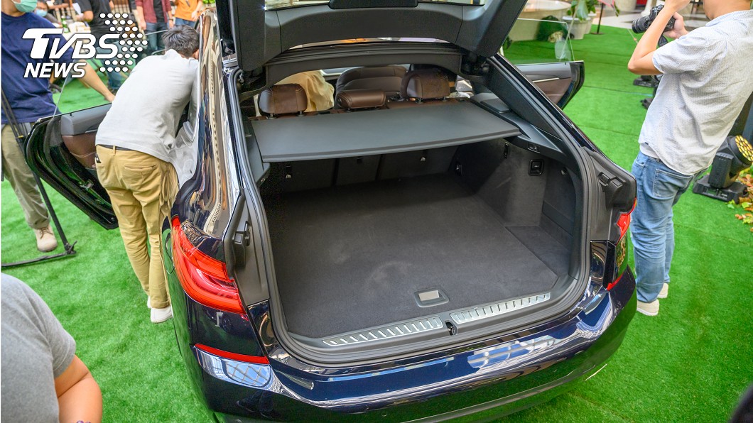 630i M Sport具備600公升的後行李廂空間，透過4/2/4傾倒可擴充至1,800公升。(圖片來源/ 陳堯君)