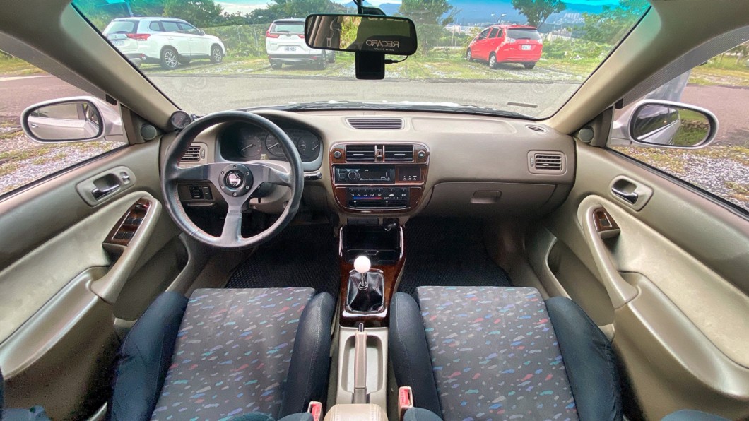 阿源的Civic K8改裝了Momo方向盤及Recaro座椅。(圖片來源/ 黃振源)