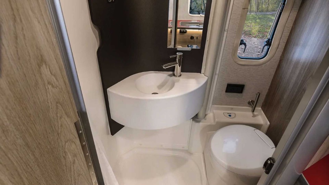 Ekko也以最小空間納入淋浴間與廁所，並且透過可動隔板創造出雙模式的收納系統。(圖片來源/ Winnebago)