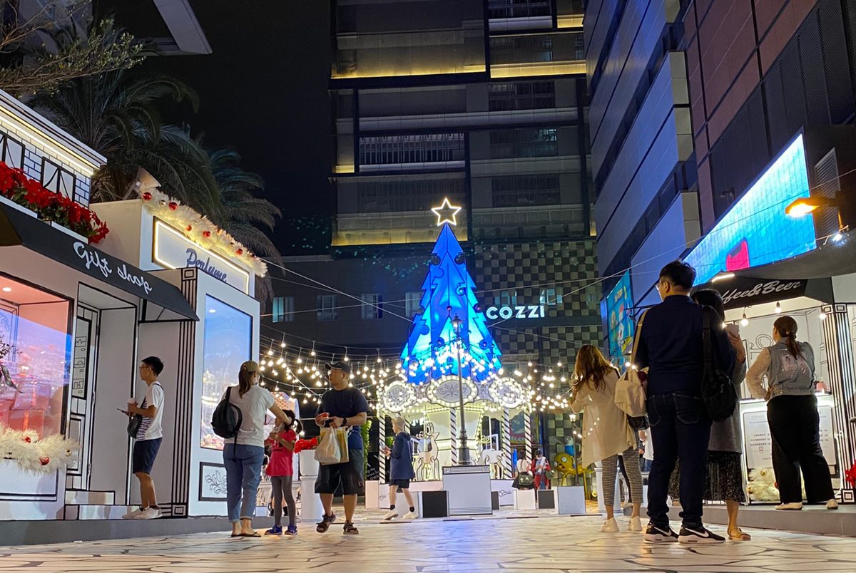 一秒置身在國外！台南新光三越打造「2D超現實耶誕大道」，必拍法式異國街道、絕美花店