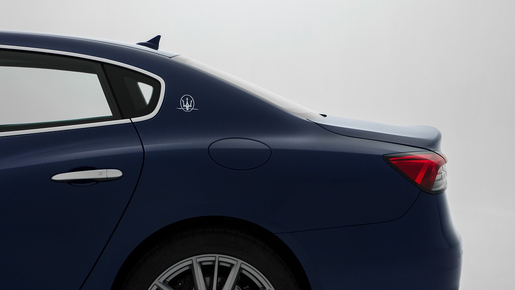 新年式Maserati QuattroporteC柱附近具備品牌廠徽。(圖片來源/ Maserati)