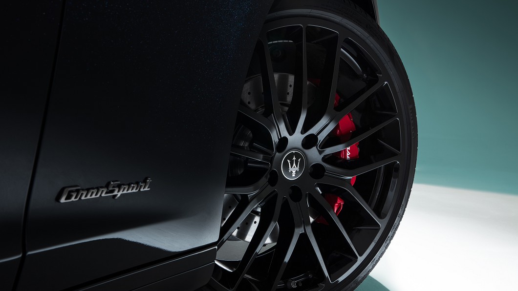 Maserati Ghibli配置20吋Urano輕合金輪圈，且具備活塞剎車卡鉗。(圖片來源/ Maserati)