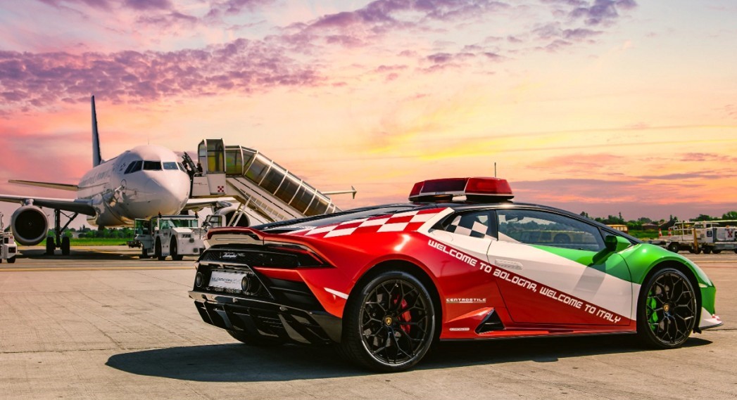 第三代Huracan RWD機場前導車以義大利國旗經典綠白紅三色設計而成。(圖片來源/  Lamborghini)