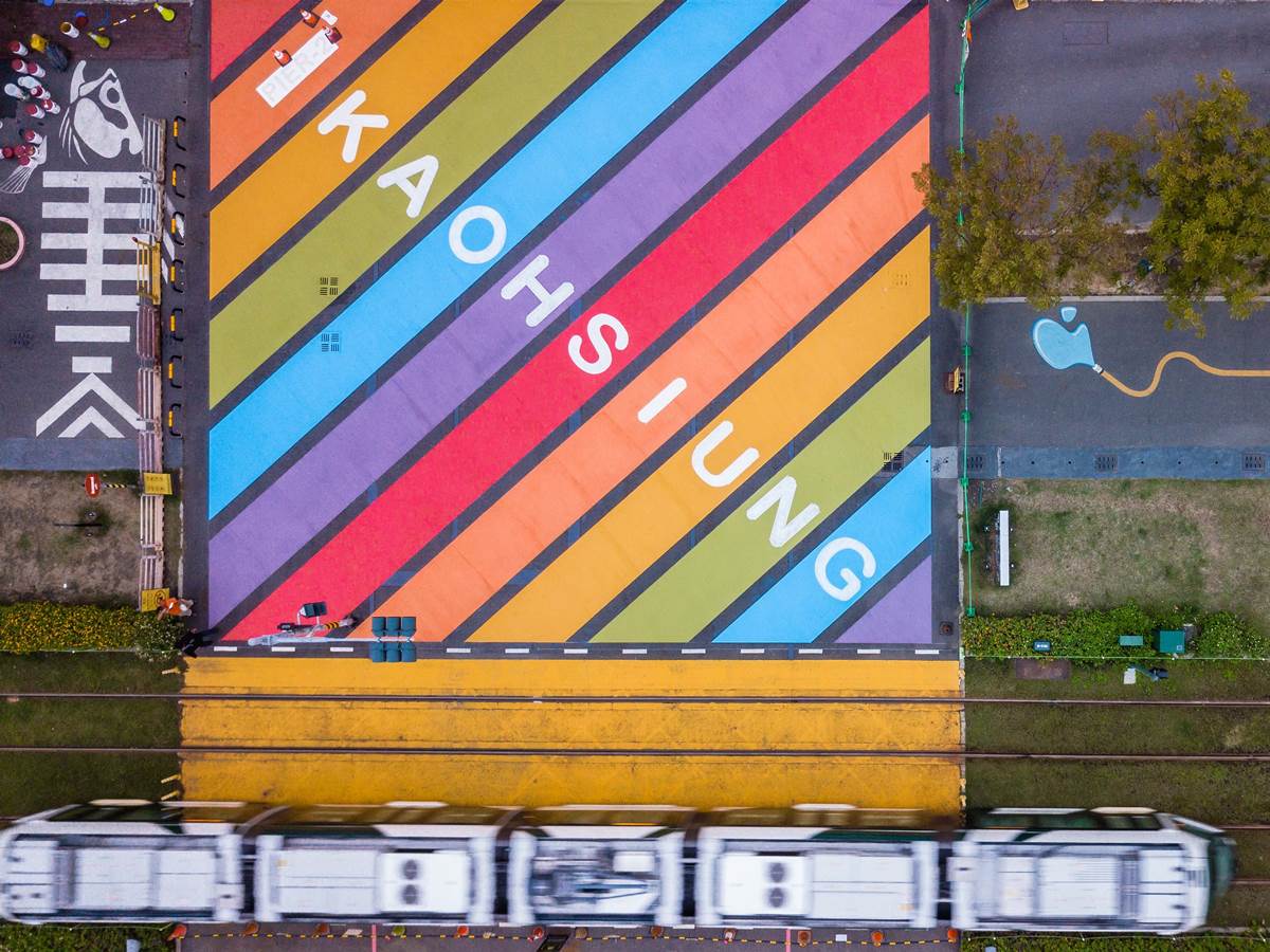 全台最大「彩虹地景」不在西門！20公尺「巨型斑馬線」填滿路口，6色地標打卡必拍