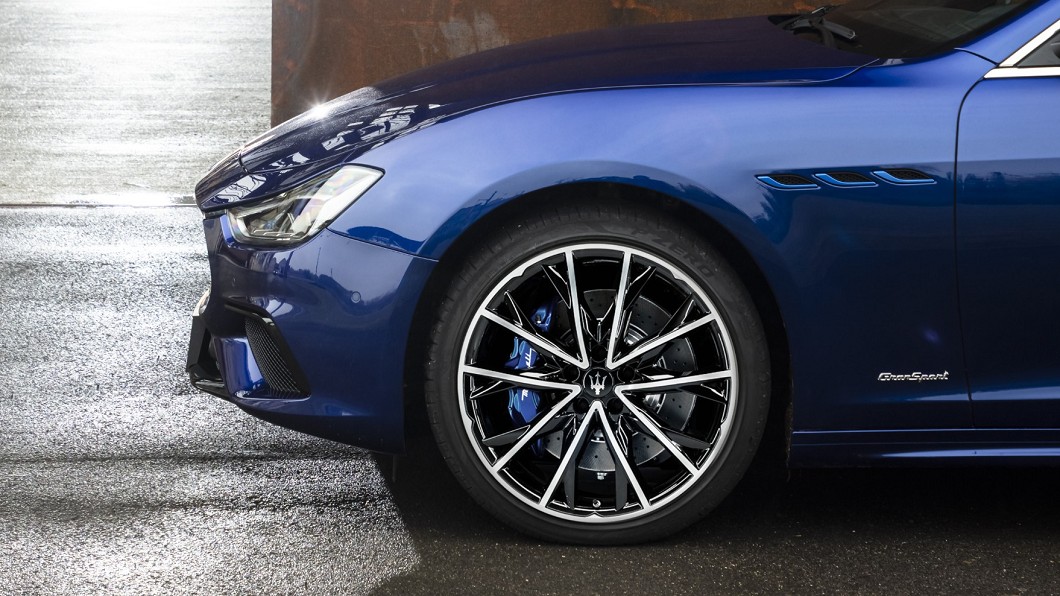 Ghibli MHEV GranSport車型將標配專屬的藍色煞車卡鉗。(圖片提供/ Maserati)