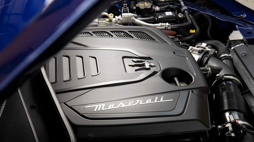Ghibli MHEV搭載2.0升四缸渦輪引擎加電子渦輪、BSG啟動馬達發電機與48V鋰電池的性能化輕油電動力，最大馬力達330匹。(圖片提供/ Maserati)