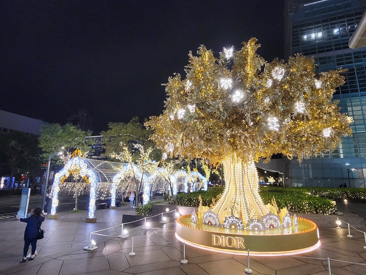 挑戰最美耶誕裝置！台北101設置11個耶誕打卡點，先拍DIOR光雕藝術耶誕樹