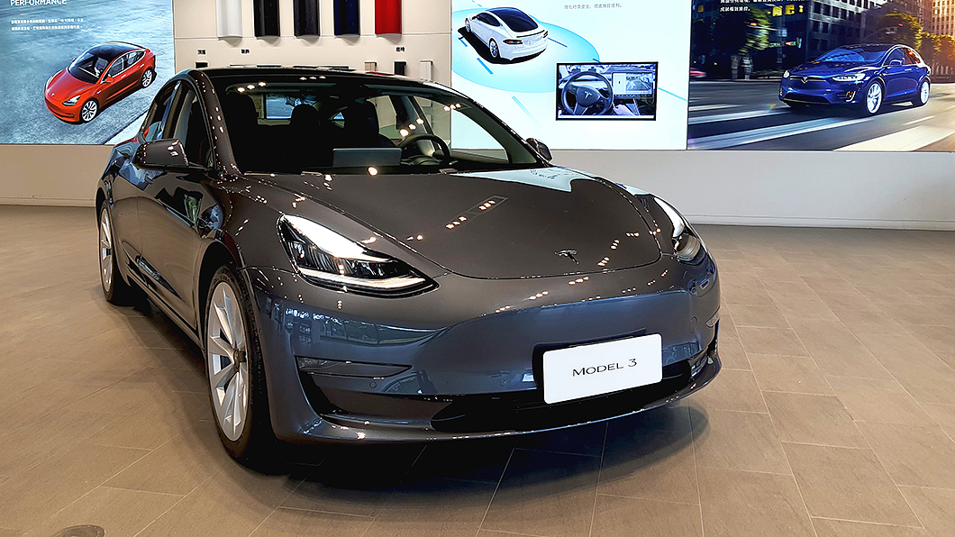與現行燃油車款相同，未來展示中心內的電動車也需在擋風玻璃貼上能源效率標示。(圖片來源/ Tesla)