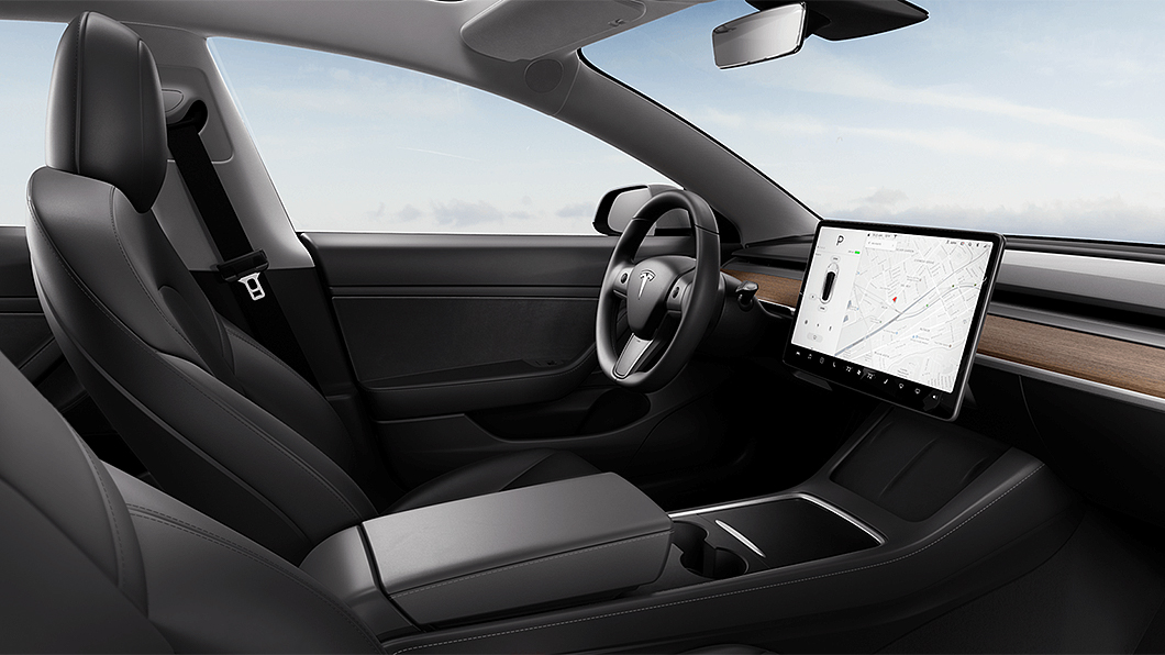 中控螢幕下方新增雙無線充電座。(圖片來源/ Tesla)