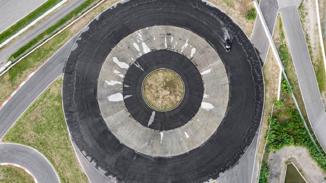 Taycan在霍根海姆保時捷體驗中心的單圈200公尺長跑道上進行甩尾評測。(圖片來源/ Porsche)