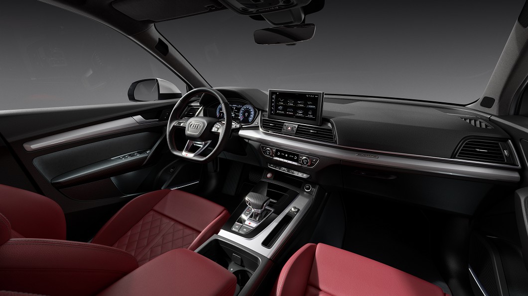 座艙內部透過對比色縫線與運動化細節妝點提升性能氛圍。(圖片來源/ Audi)
