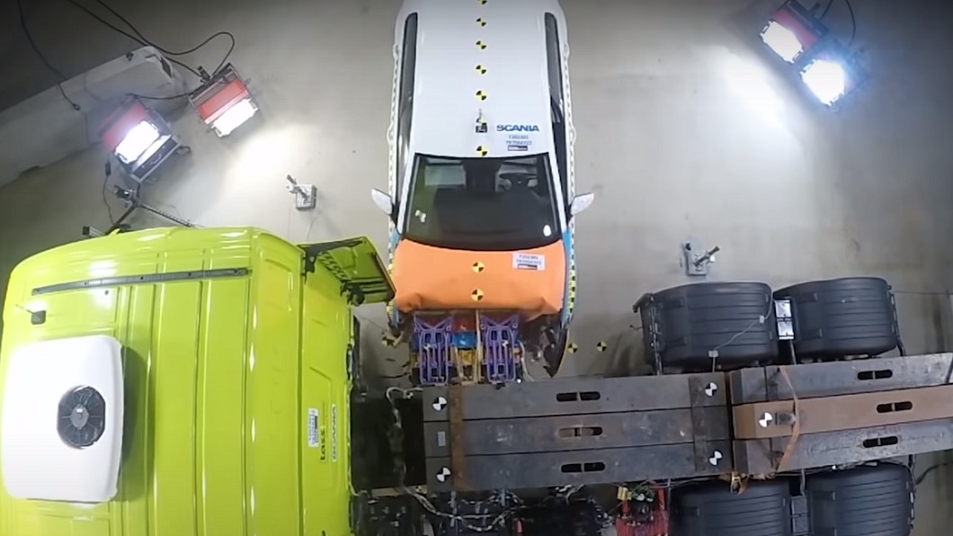 日前商用卡車大廠Scania在Youtube上發表一段影片，影片中能看到一輛Volkswagen Golf直接衝向Scania拖車頭進行側撞。（圖片來源/ Scania）