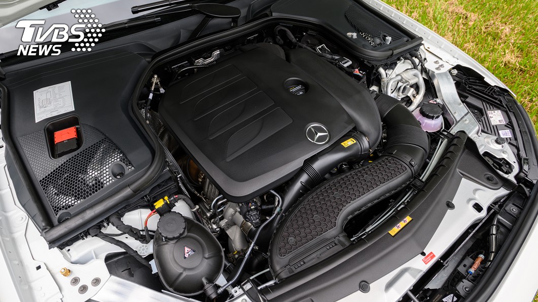 小改款E-Class全車系均導入EQ Boost輕型復合動力系統。