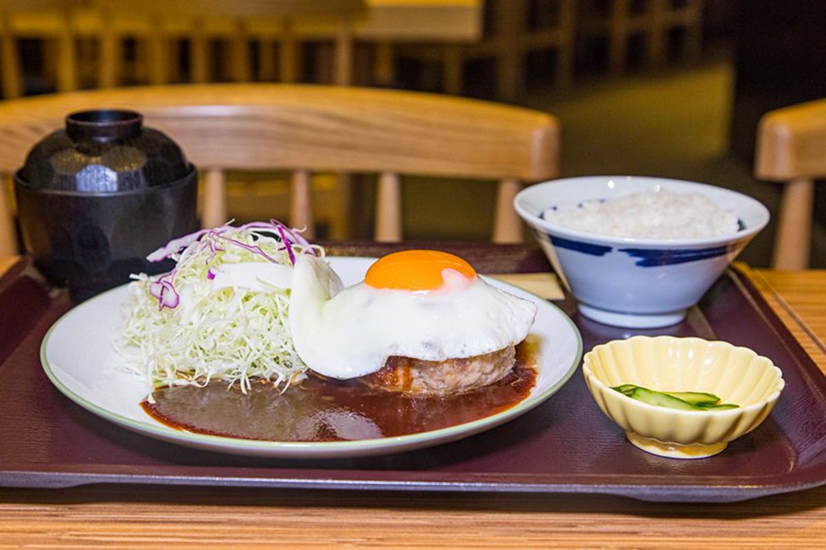 【新開店】名古屋料理桃園吃得到！純豬肉漢堡排有滿滿肉汁，再搭蛋黃瀑布超邪惡