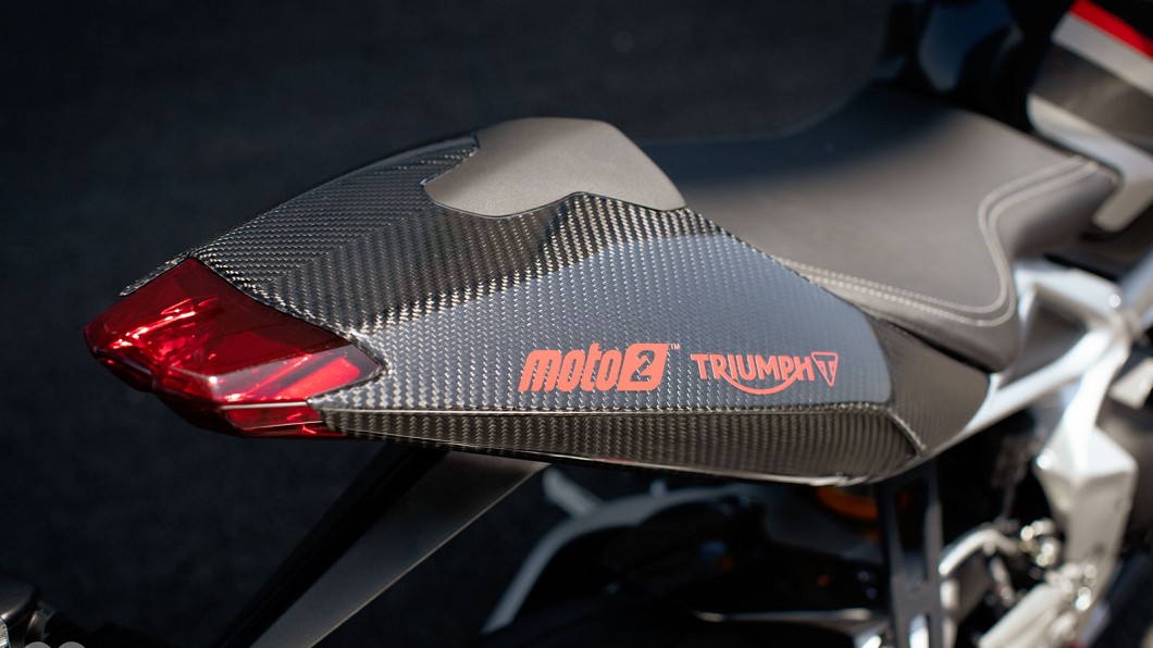 Daytona Moto2 765 Limited Edition碳纖維製單座蓋上都刻有「Moto2」的標誌。(圖片來源/ Triumph)