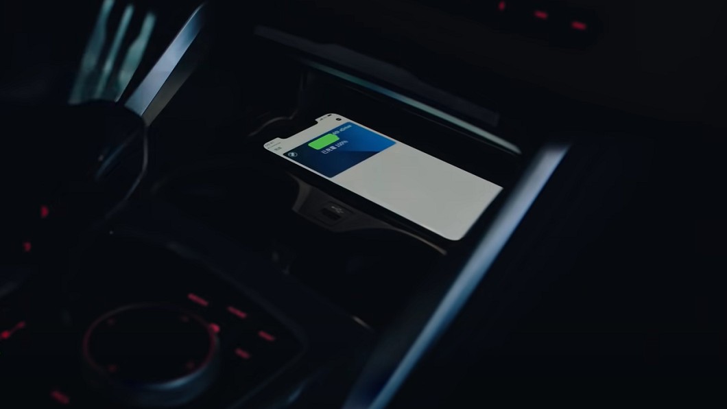 BMW推出的iPhone手機數位鑰匙功能，只需用手機輕靠在駕駛座門把上感應即可解鎖車輛。(圖片來源/ BMW)