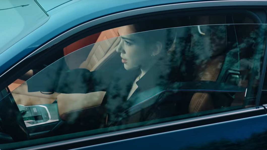許瑋甯在影片中開著BMW 4系列車款，展現出帥氣模樣。(圖片來源/ BMW)