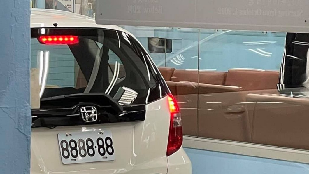 民眾曾在路上看到一部Honda Fit車牌為「8888-88」，根據交通部公路總局監理服務網公告，該車牌要價新台幣358.9萬元。(圖片來源/ 爆廢1公社)