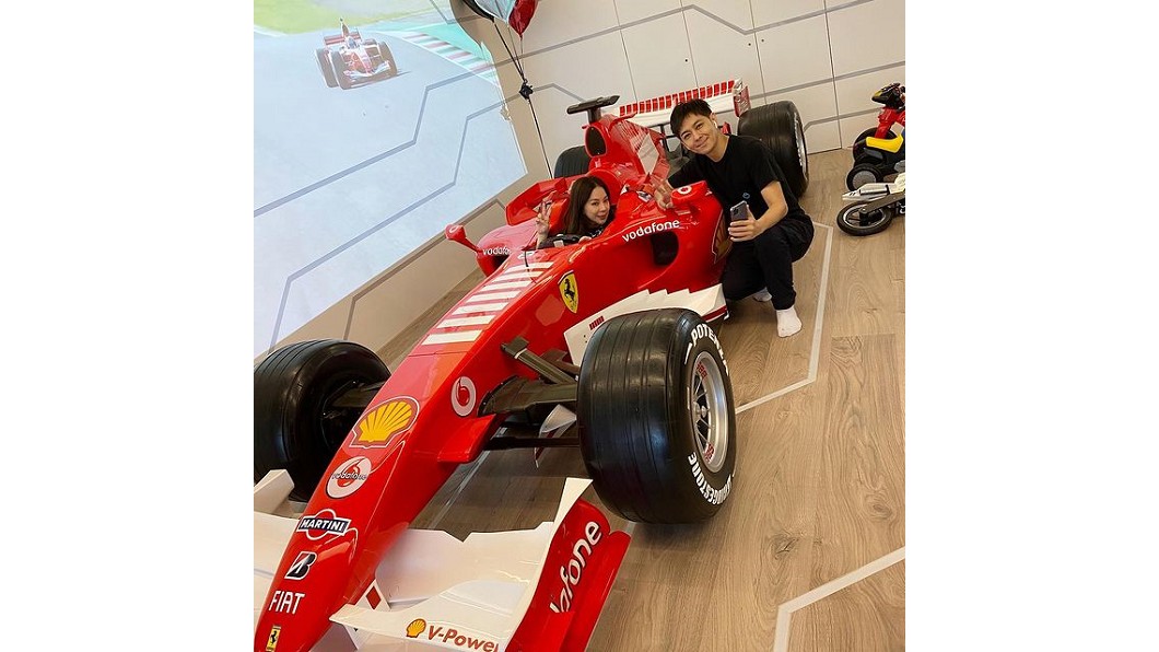 林志穎及楊秀蓉兩人開心與Ferrari F1賽車合照。(圖片來源/ 楊秀蓉IG)