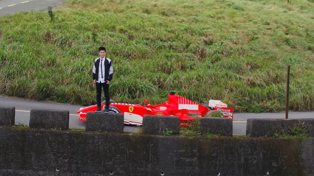 這部Ferrari F1賽車曾在林志穎《我的驕傲My Pride》MV中出現，其中林志穎與Ferrari F1賽車共同出現在山道上的畫面相當養眼。(圖片來源/ 林志穎Youtube)