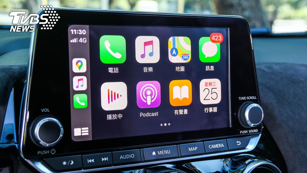懸浮式觸控螢幕尺寸為8吋，多媒體資訊整合系統更整合Apple CarPlay。