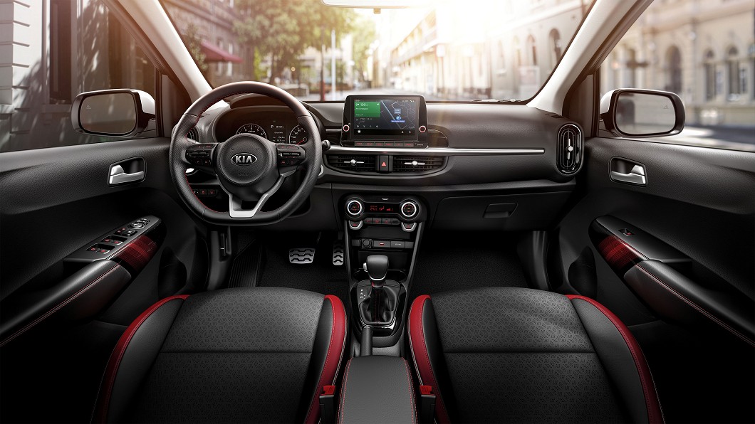 車內升級配備4.2吋全彩中控螢幕與8吋中控觸控螢幕。(圖片來源/ Kia)
