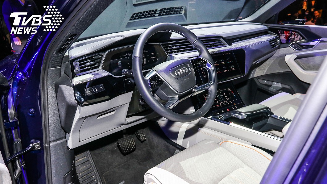 車內標配12.3吋全數位儀錶板與10.1吋中控觸控螢幕。