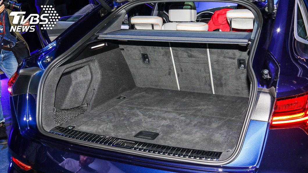 e-tron Sportback具有615公升至1,655公升不等行李廂容積。