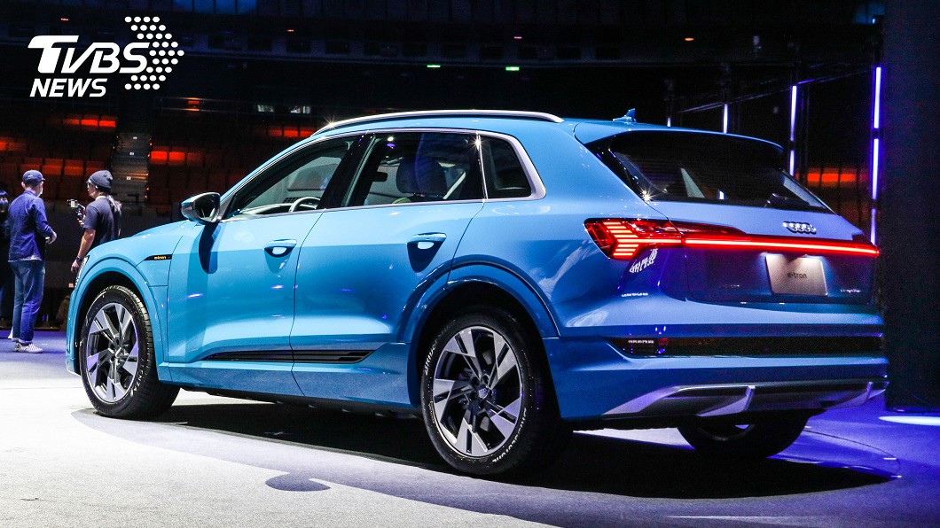 e-tron車系外觀保留Audi家族經典元素，包含流線楔形車頂、矩陣式LED頭燈模組及單體式水箱護罩，前葉子板與C柱間都以摺線設計，有向quattro賽車致敬意味。(圖片來源/ Audi) 