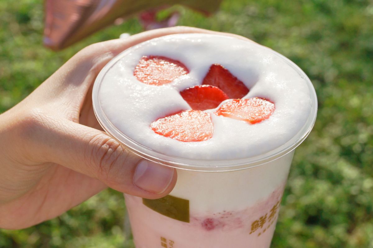 草莓控還不喝爆！鮮茶道冬季限定「草莓歐蕾」、「草莓奶蓋」浪漫席捲你的味蕾