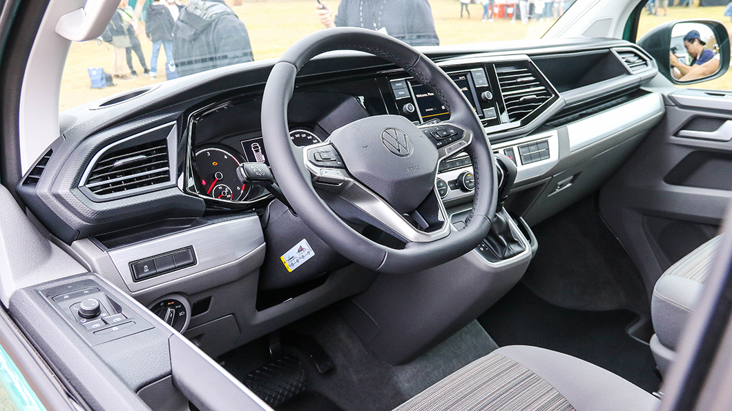 車內換裝MQB式樣方向盤，並升級6.5吋觸控式多媒體資訊顯示幕。