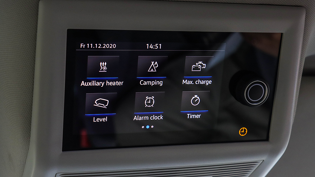 車頂控制面板升級全彩觸控面板。