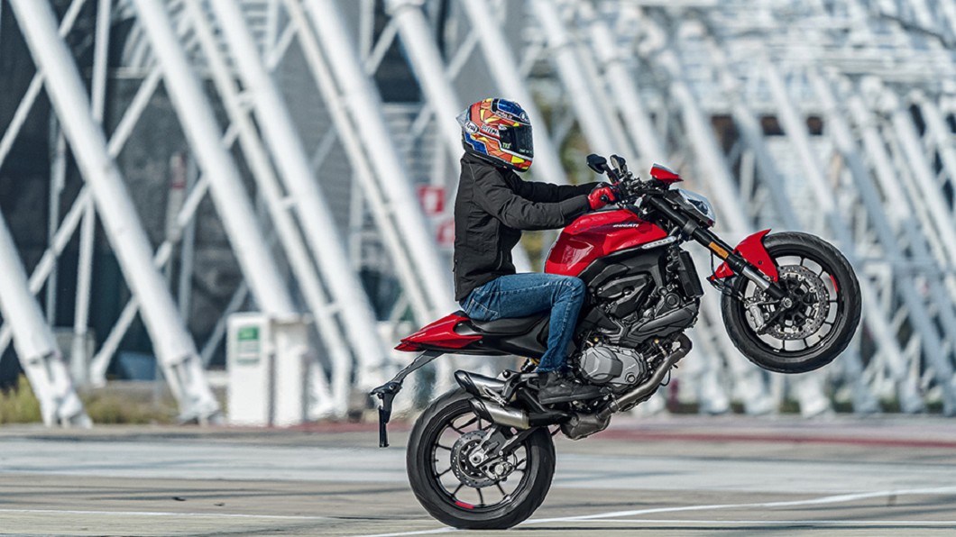 Ducati針對Monster騎姿調整，將車把向後移動7mm，呈現較直立的姿勢。(圖片來源/ Ducati)