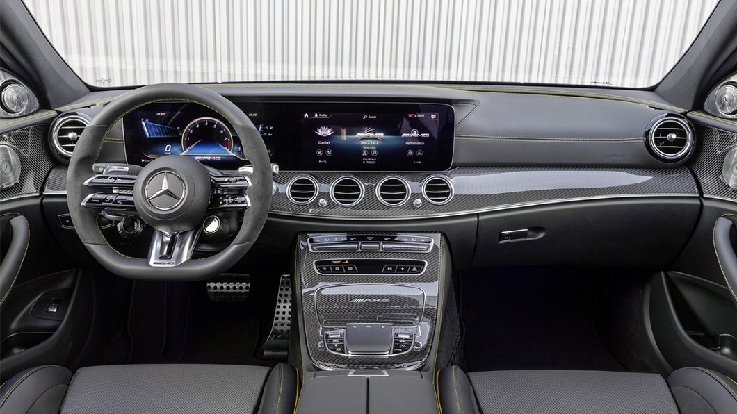 E 63 4Matic+搭載Mercedes-AMG專屬配置的雙肋式方向盤。(圖片來源/ M-Benz)