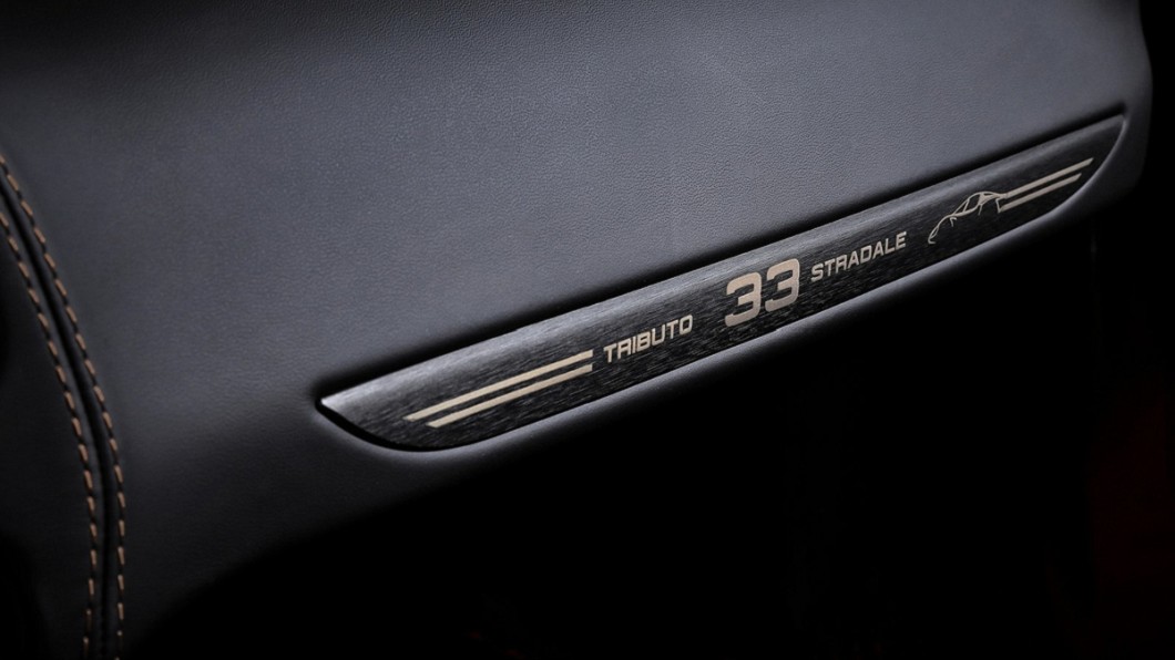 儀錶板、車門踏板、中控臺等多處都具備「Tributo 33 Stradale」的標誌。(圖片來源/ Alfa Romeo)