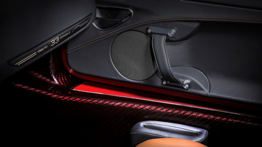 4C Spider 33 Stradale Tributo Edition車門上具備紅色碳纖維飾板，使車室內視覺上更多層次。(圖片來源/ Alfa Romeo)