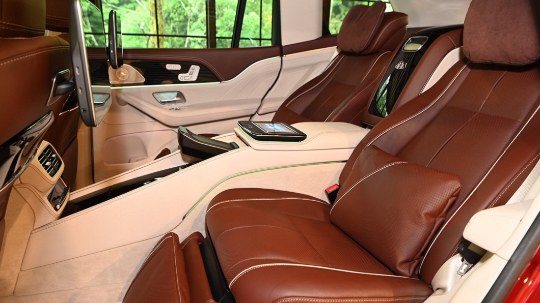 Mercedes-Maybach GLS 600 4Matic後座可選配沙發式三人座椅或獨立雙後座，兩者都使用Nappa真皮包覆，同時具備多重支撐充氣調整座椅，椅背還可向後傾斜43.5度，舒適度就彷彿置身在頭等艙。(圖片來源/ M-Benz)