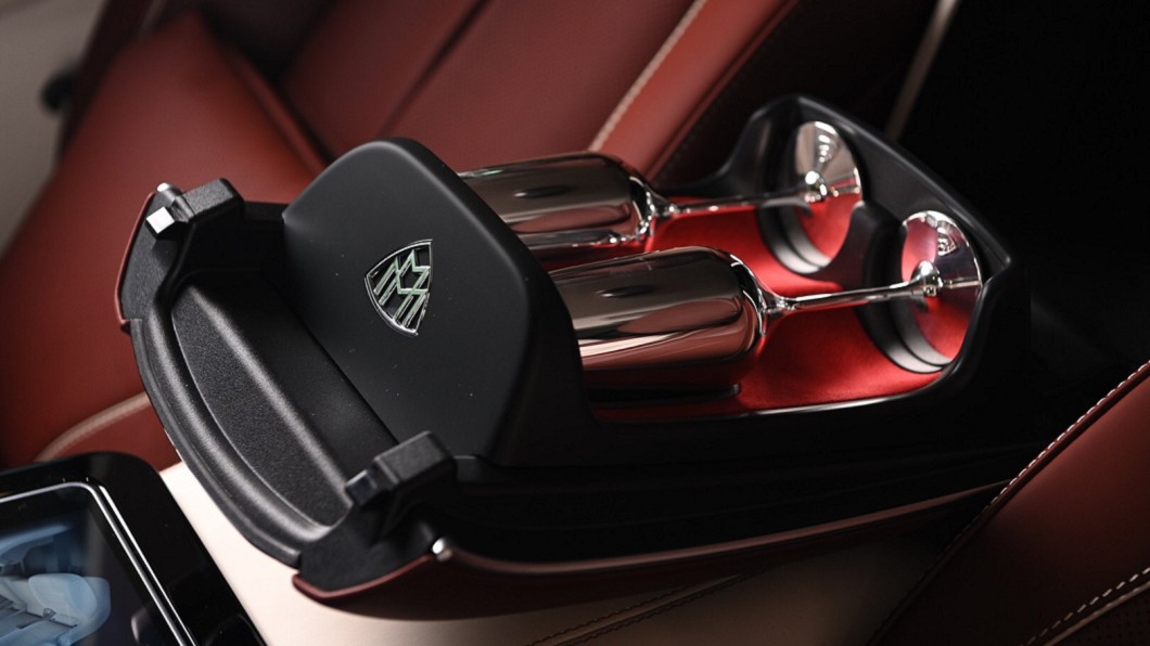 Mercedes-Maybach GLS 600 4Matic若是選擇獨立雙後座，中央扶手可擴充很多功能，例如可選配中央冰箱及頂級鍍銀香檳杯，且具備專門放置且固定香檳杯的配置。(圖片來源/ M-Benz)