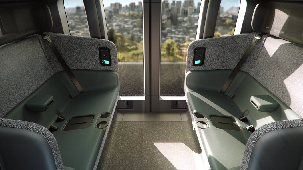 Robotaxi車艙內配置杯架、無線充電版，可提供四位乘客面對面乘坐。(圖片來源/ Zoox)