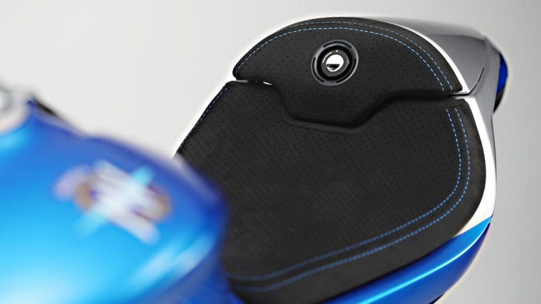 Superveloce Alpine坐墊採用麂皮材質搭配藍色縫線。(圖片來源/ MV Agusta)