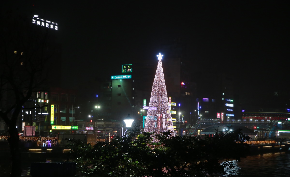 北台灣耶誕這樣拍！基隆17公尺「粉紅耶誕樹」+淡水長達72天「櫻花隧道」6亮點可逛
