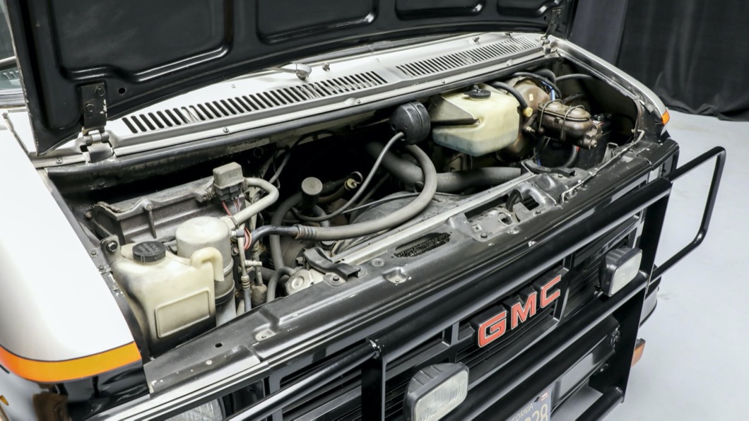 A-Team Van所搭載的引擎是5.7升V8自然進氣引擎，以大排氣量設定呈現濃厚「美式風情」。(圖片來源/ Worldwide Auctioneers)
