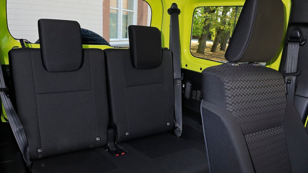 Jimny高頂設計使頭部空間相當寬敞，前後座皆可透過手動調整提升舒適性。(圖片來源/ Suzuki)