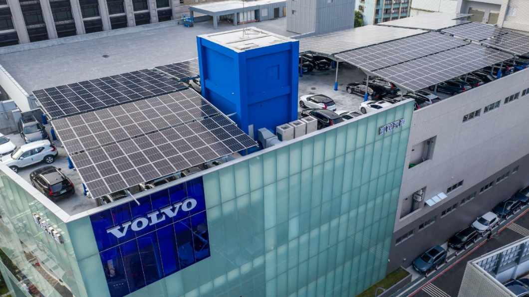 Volvo新莊旗艦展示中心樓頂設置有屋頂行太陽能發電系統。(圖片來源/ Volvo Cars Taiwan)