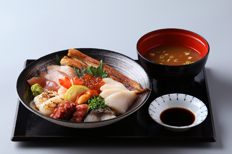 生食等級「黃金龍蝦海鮮鍋」3種吃法超滿足！還有超俗「澳洲和牛鍋」，山珍海味一起吃