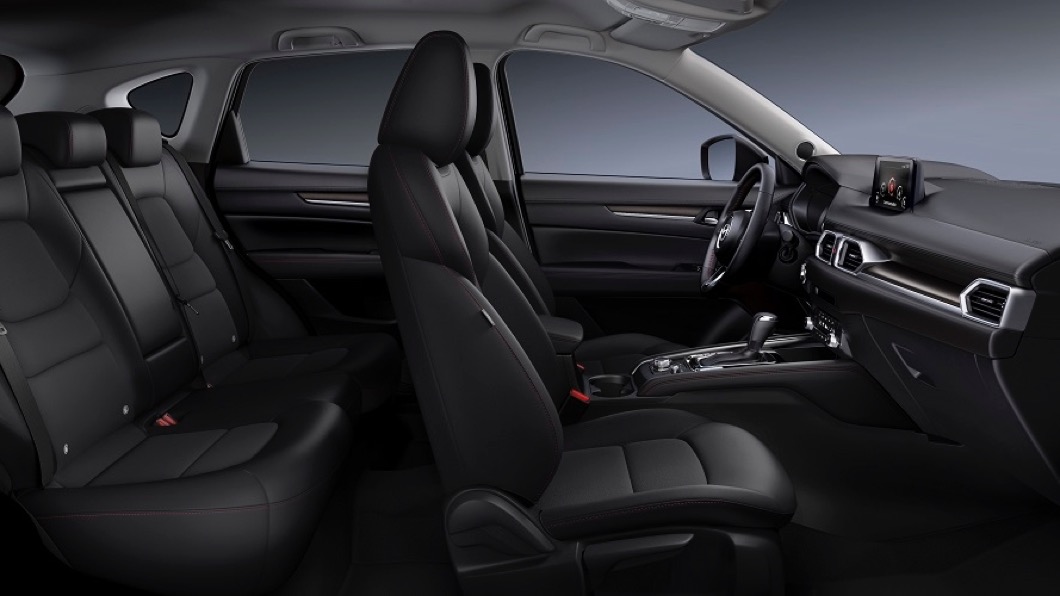 車室內的爍黑蜂巢飾板搭配內裝紅色縫線，也進一步提升車內質感。(圖片來源/ Mazda)