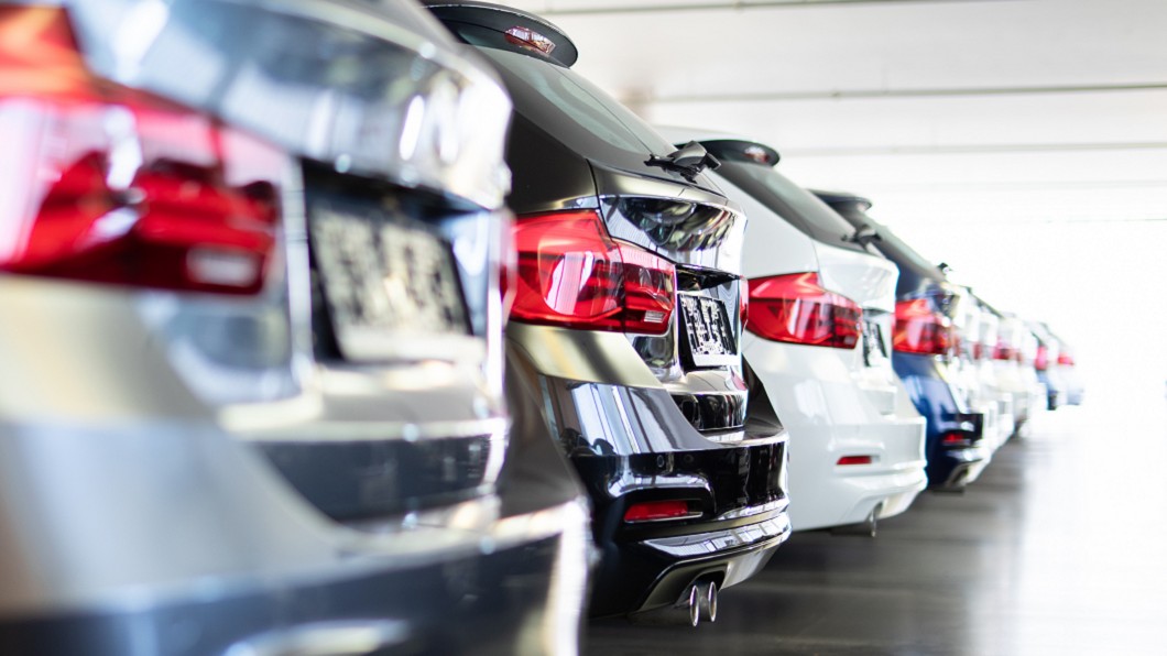 現行車輛耗能管制辦法採用車廠總量管制方式，規定汽車公司旗下銷售新車須符合耗能管制標準。(圖片來源/ Shutterstock)
