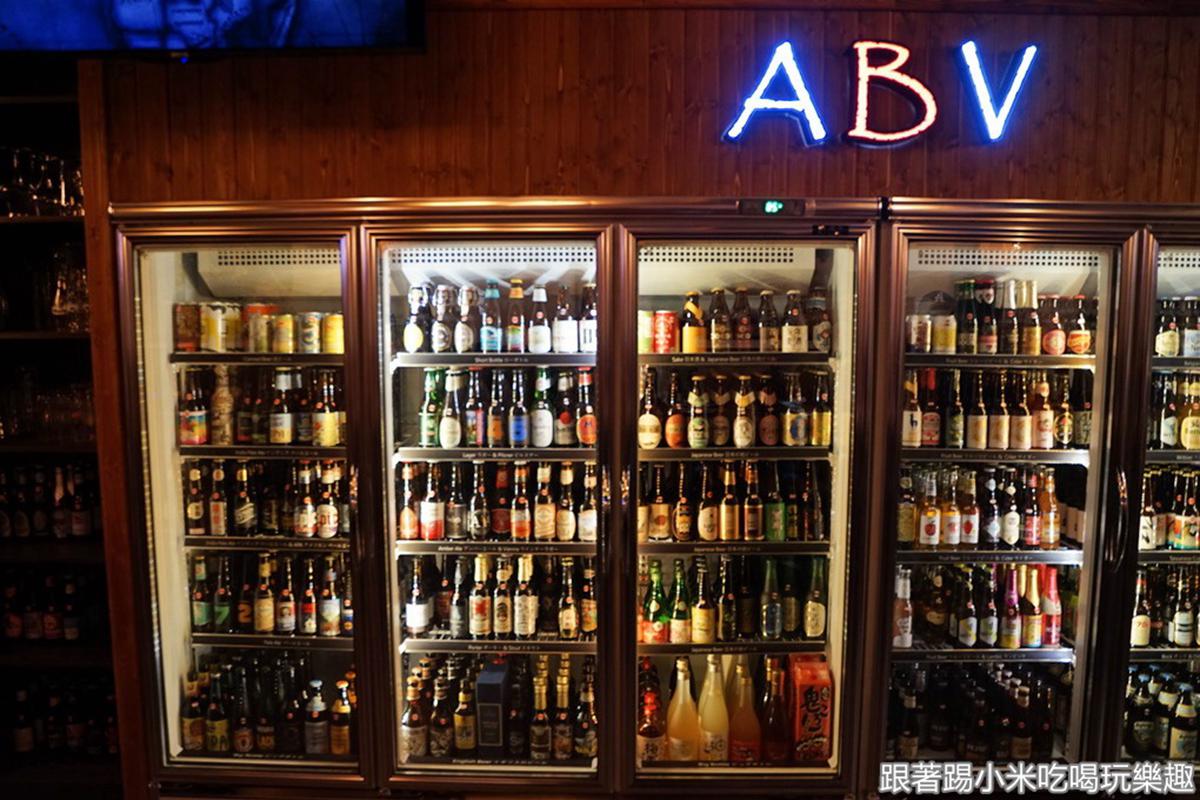 【新開店】酒控快衝！新竹居酒屋喝得到300多種精釀啤酒，必點「稻草燒」鮭魚入口即化
